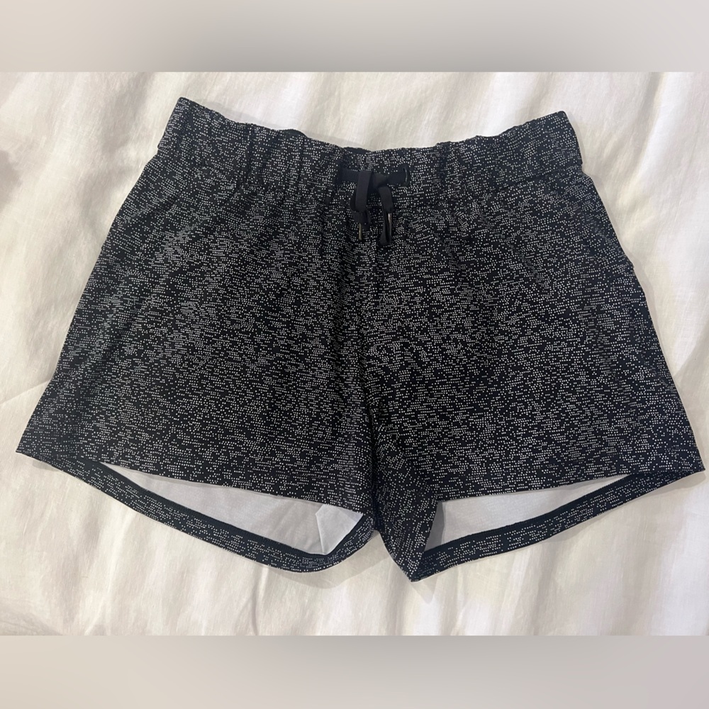 Lululemon 6 Women's Shorts Stroll at Sundown Mid-Rise
Short 3"